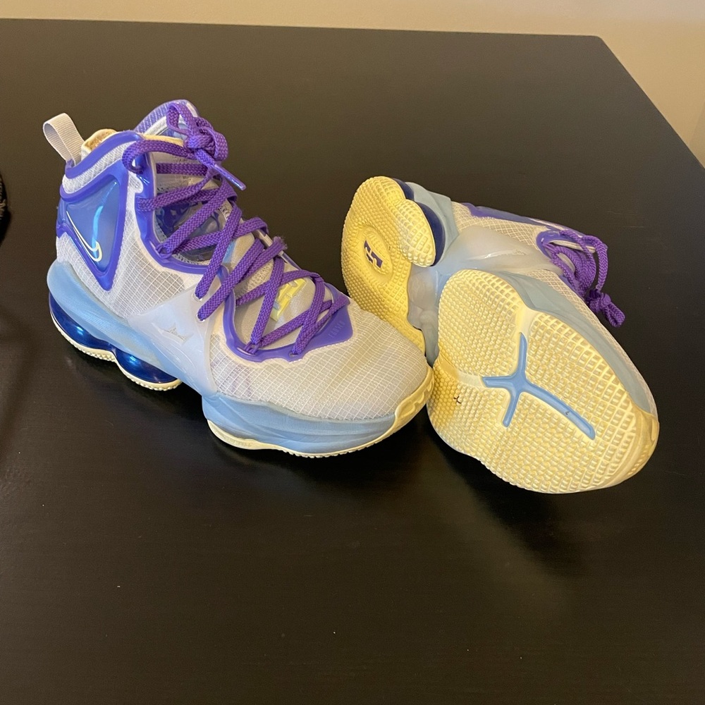 Volleyball or basketball shoes, 5.5Y, Nike Air
